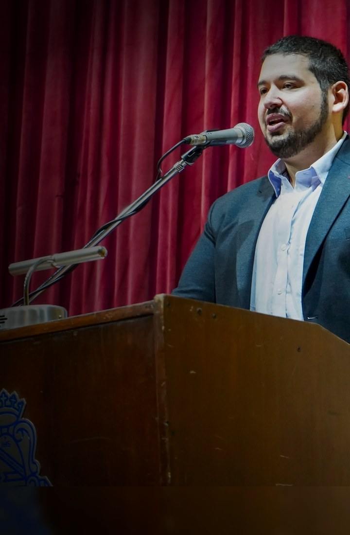 Brian Banszczyk en una presentación académica